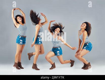 Nur eine Reihe von Lächeln. Zusammengesetztes Bild einer unbeschwerten jungen Frau, die im Studio posiert. Stockfoto