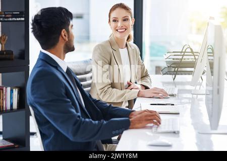 Perfekte professionelle Synergie. Zwei Geschäftsleute mit Desktop-Computern. Stockfoto