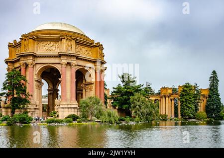 Der Palast der Schönen Künste ist ein Gebäude im Marina District von San Francisco, Kalifornien mit einer zentralen Rotunde. Stockfoto