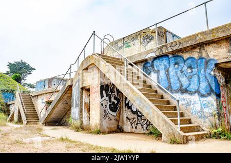 Der Betonbunker aus dem 2. Weltkrieg in San Francisco ist mit Graffiti bedeckt. Stockfoto