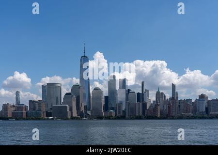 Jersey City, NJ, USA - 23. August 2022: Blick auf die Skyline von Downtown Manhattan von Jersey City, NJ, USA, 23. August 2022. Stockfoto