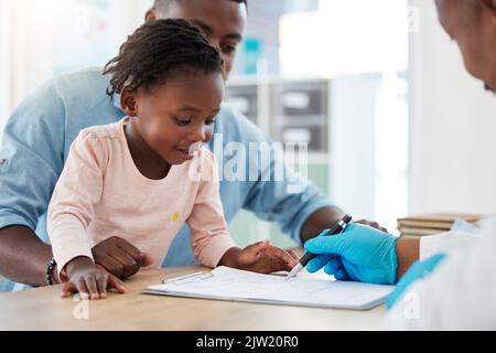 Hausarzt Beratung Kind, afrikanisches Mädchen Lächeln und schwarzer Mann in der Gesundheitsversorgung Krankenhaus Zimmer Kommunikation. Überprüfen Sie die Patientenversicherung Stockfoto