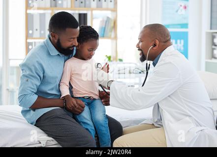 Schwarze Familie, Mädchen und Kinderarzt Arzt mit Stethoskop, Beratung im Gesundheitswesen oder medizinische Mitarbeiter. Kinder, glücklicher Vater mit Lächeln oder Vertrauen Stockfoto