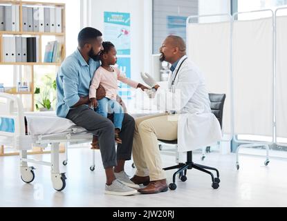 Kinderarzt Arzt Beratung schwarzen Kid Patient für die Gesundheitsversorgung, medizinische Hilfe und Wellness-Check in der Klinik. Freundlich, vertrauensvoll und nett Stockfoto