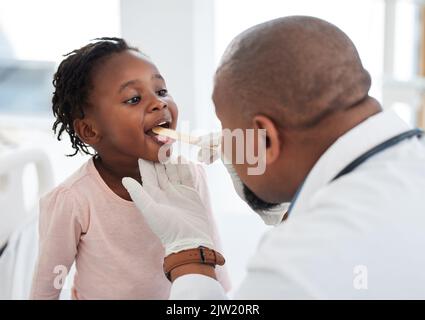 Kinder Arzt, Zunge und Hals Untersuchung im Krankenhaus, Wellness-Raum und medizinische Beratungsklinik. Medizinarbeiter, Angestellter und Mann mit Stockfoto