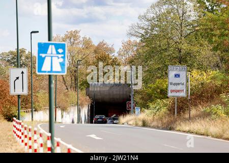 Düsseldorf, Deutschland. 01. September 2022. Blick auf den Werstentunnel A46 bei Düsseldorf. Ab Samstag (Sept 3) um 4 Uhr bis Montag (Sept 5) um 5 Uhr wird der Werstentunnel am A46 vollständig geschlossen. In dieser Zeit wird die Autobahn GmbH Rheinland umfangreiche Wartungsarbeiten an allen technischen Anlagen im Tunnel durchführen. Kredit: Thomas Bandeyer/dpa/Alamy Live Nachrichten Stockfoto