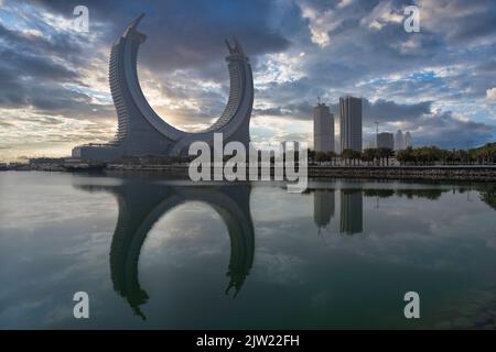 Lusail, Katar - 2. September 2022: Katara Twin Tower Hotel mit Blick auf den Morgen, Lusail Marina Park Doha, Katar. Stockfoto