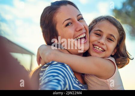 Lächeln Sie für das Selfie, Schatz. Selfie einer Mutter und Tochter, die sich draußen amüsieren. Stockfoto