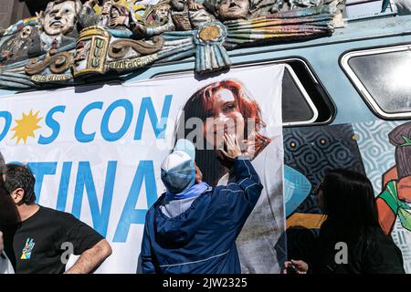 Buenos Aires, Buenos Aires, Argentinien. 2. September 2022. Die Frente de Todos rief am Freitag, dem 2. September, einen marsch zur Unterstützung des Attentats von Vizepräsidentin Cristina FernÃ¡ndez de Kirchner aus, während sie die Militanten vor der Tür ihres Hauses begrüßte. Soziale und gewerkschaftliche Gruppen versammelten sich an verschiedenen Stellen auf der Avenida 9 de Julio, so dass der Autoverkehr in der Gegend beeinträchtigt wurde. (Bild: © Virginia Chaile/ZUMA Press Wire) Bild: ZUMA Press, Inc./Alamy Live News Stockfoto