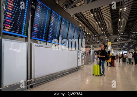 Bangkok, Thailand. 03. September 2022. Ein Reisender überprüft die Abflugzeiten am internationalen Flughafen Suvarnabhumi (BKK). Der internationale Tourismus nimmt am internationalen Flughafen Suvarnabhumi (BKK) in Bangkok wieder auf. Die thailändische Regierung kündigte kürzlich eine Verlängerung ihres Visa-Einreiseprogramms für Besucher aus mehr als 50 Ländern von 30 auf 45 Tage an, um mehr Reisende anzuziehen und ihren Plan zur wirtschaftlichen Erholung zu unterstützen, der bis Ende 2022 eine jährliche Gesamtzahl von 10 Millionen Besuchern erwartet. Kredit: SOPA Images Limited/Alamy Live Nachrichten Stockfoto