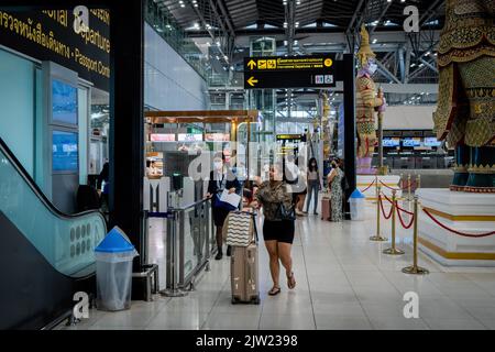 Ein Reisender macht ein Foto eines anderen abfliegenden Passagiers im Terminal für internationale Abflüge am internationalen Flughafen Suvarnabhumi (BKK). Der internationale Tourismus nimmt am internationalen Flughafen Suvarnabhumi (BKK) in Bangkok wieder auf. Die thailändische Regierung kündigte kürzlich eine Verlängerung ihres Visa-Einreiseprogramms für Besucher aus mehr als 50 Ländern von 30 auf 45 Tage an, um mehr Reisende anzuziehen und ihren Plan zur wirtschaftlichen Erholung zu unterstützen, der bis Ende 2022 eine jährliche Gesamtzahl von 10 Millionen Besuchern erwartet. Stockfoto