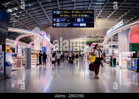 Bangkok, Thailand. 03. September 2022. Reisende kommen an Duty Free-Verkaufsständen im Terminal für internationale Abflüge am internationalen Flughafen Suvarnabhumi (BKK) vorbei. Der internationale Tourismus nimmt am internationalen Flughafen Suvarnabhumi (BKK) in Bangkok wieder auf. Die thailändische Regierung kündigte kürzlich eine Verlängerung ihres Visa-Einreiseprogramms für Besucher aus mehr als 50 Ländern von 30 auf 45 Tage an, um mehr Reisende anzuziehen und ihren Plan zur wirtschaftlichen Erholung zu unterstützen, der bis Ende 2022 eine jährliche Gesamtzahl von 10 Millionen Besuchern erwartet. Kredit: SOPA Images Limited/Alamy Live Nachrichten Stockfoto