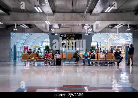 Reisende warten auf Flüge im Terminal für internationale Abflüge am internationalen Flughafen Suvarnabhumi (BKK). Der internationale Tourismus nimmt am internationalen Flughafen Suvarnabhumi (BKK) in Bangkok wieder auf. Die thailändische Regierung kündigte kürzlich eine Verlängerung ihres Visa-Einreiseprogramms für Besucher aus mehr als 50 Ländern von 30 auf 45 Tage an, um mehr Reisende anzuziehen und ihren Plan zur wirtschaftlichen Erholung zu unterstützen, der bis Ende 2022 eine jährliche Gesamtzahl von 10 Millionen Besuchern erwartet. (Foto von Matt Hunt/SOPA Images/Sipa USA) Stockfoto