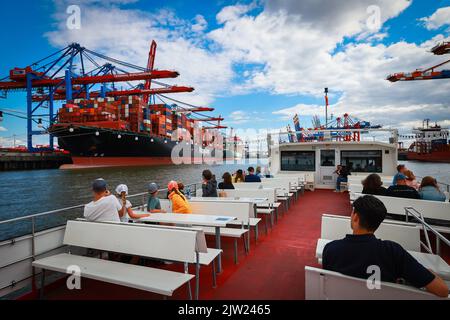 Hamburg, Deutschland. 01. September 2022. Der Start von Barkassen-Meyer „Hafen Hamburg“ segelt auf der Hafenrundfahrt durch den Waltershofer Hafen neben Containerschiffen, die am Containerterminal Burchardkai festgemacht wurden. Nach schweren Verlusten während der Corona-Krise haben die Hamburger Startbetreiber in diesem Sommer einen Seufzer der Erleichterung ausgehaucht. (To dpa 'Launch Operators remay full of worry even after good summer') Quelle: Christian Charisius/dpa/Alamy Live News Stockfoto