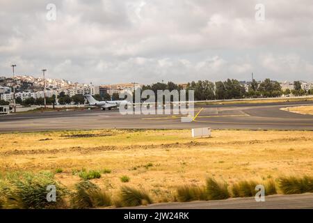 Sevilla, Spanien - 19. August 2022 kommerzieller Flug zwischen der Stadt Sevilla in Spanien und Tetouan in Marokko, Blick vom Himmel des Landes und der Stockfoto