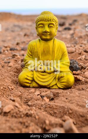 Eine alte Buddha-Statue auf einer felsigen Wüste, Nahaufnahme Stockfoto