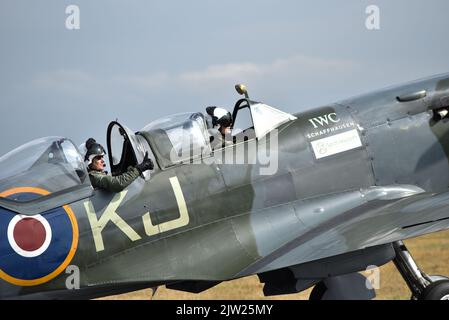 SM250 Doppelsitzer Spitfire rollt auf der Start- und Landebahn des Flughafens Solent. Sowohl Pilot als auch Beifahrer sind bei geöffnetem Vordach zu sehen. Stockfoto