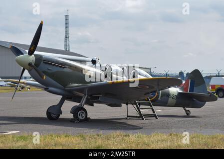 SM250 zweisitzige Spitfire auf der Start- und Landebahn des Flughafens Solent in England. Stockfoto