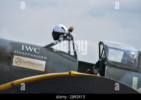 SM250 zweisitzige Spitfire auf der Start- und Landebahn des Flughafens Solent in England. Glasdach offen und Cockpit sichtbar. Stockfoto