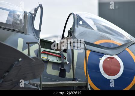 SM250 zweisitzige Spitfire auf der Start- und Landebahn des Flughafens Solent in England. Glasdach offen und Cockpit sichtbar. Stockfoto