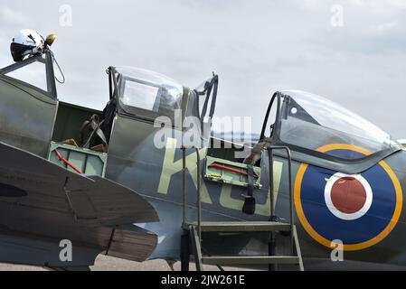 SM250 zweisitzige Spitfire auf der Start- und Landebahn des Flughafens Solent in England. Glasdach offen und Cockpit sichtbar. Stockfoto