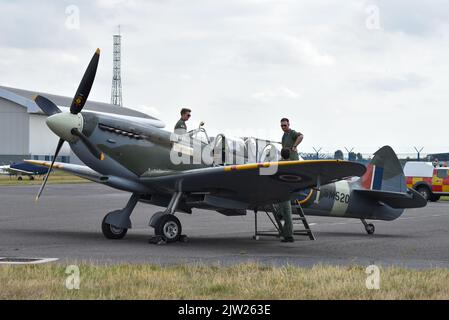 SM250 zweisitzige Spitfire parkte auf der Start- und Landebahn des Flughafens Solent und wurde von der Bodencrew überprüft. Stockfoto