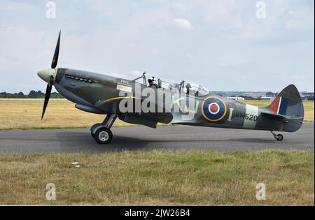 SM250 Doppelsitzer Spitfire rollt auf der Start- und Landebahn des Flughafens Solent. Mit einem weiteren Passagier auf einem Vergnügungsflug um die Südküste Englands. Stockfoto