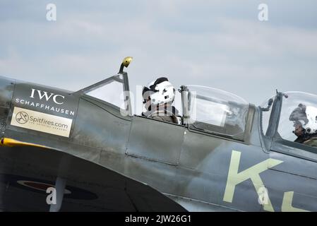 SM250 Doppelsitzer Spitfire rollt auf der Start- und Landebahn des Flughafens Solent. Sowohl Pilot als auch Beifahrer sind bei geöffnetem Vordach zu sehen. Stockfoto