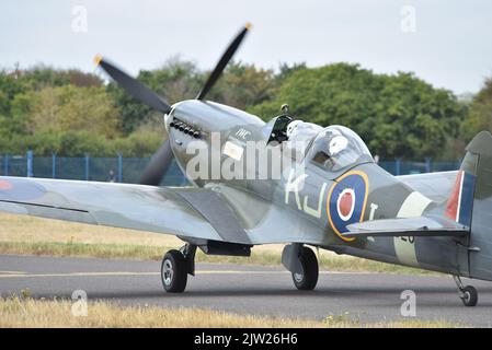 SM250 Doppelsitzer Spitfire rollt auf der Start- und Landebahn des Flughafens Solent. Mit einem weiteren Passagier auf einem Vergnügungsflug um die Südküste Englands. Stockfoto