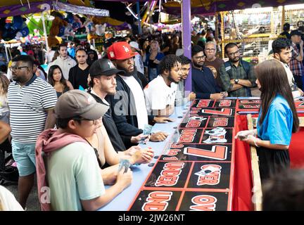 Toronto, Ontario, Kanada. 2. September 2022. Menschen spielen ein Glücksspiel auf der Canadian National Exhibition in Toronto, Kanada. Die Ausstellung kehrte in diesem Jahr zum ersten Mal seit 2019 aufgrund der COVID-Pandemie zurück. (Bild: © Arlyn McAdorey/ZUMA Press Wire) Bild: ZUMA Press, Inc./Alamy Live News Stockfoto