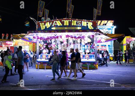 Toronto, Ontario, Kanada. 2. September 2022. Während der Canadian National Exhibition in Toronto, Kanada, laufen die Menschen an einem Karnevalsspiel vorbei. Die Ausstellung kehrte in diesem Jahr zum ersten Mal seit 2019 aufgrund der COVID-Pandemie zurück. (Bild: © Arlyn McAdorey/ZUMA Press Wire) Bild: ZUMA Press, Inc./Alamy Live News Stockfoto