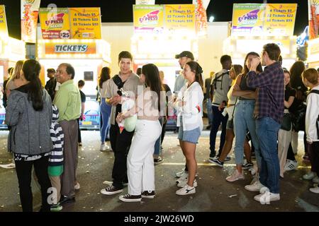 Toronto, Ontario, Kanada. 2. September 2022. Die Menschen kaufen Tickets während der Canadian National Exhibition in Toronto, Kanada. Die Ausstellung kehrte in diesem Jahr zum ersten Mal seit 2019 aufgrund der COVID-Pandemie zurück. (Bild: © Arlyn McAdorey/ZUMA Press Wire) Bild: ZUMA Press, Inc./Alamy Live News Stockfoto