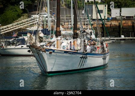 Camden, Maine, USA. Der 86ft (26m) Gaff-manipulierte Schoner, Appledore II, kehrt nach einem Tag an der Nordatlantikküste zum Dock im Camden Harbour zurück. Stockfoto