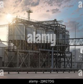 Aufzugstanks für die Lagerung, Trocknung und Verarbeitung von Getreide. Landwirtschaftliche Getreidefabrik Stockfoto