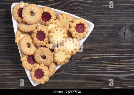 Verschiedene Arten von süßen Cookies in Teller auf Holztisch, Draufsicht mit einem Platz für Text Stockfoto
