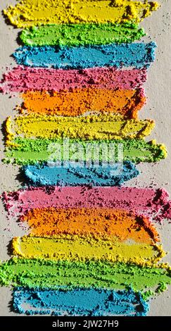 Regenbogen kreativer Hintergrund von Linien mit mehrfarbigen Buntstiften gezeichnet. Strukturierte, helle Oberfläche Stockfoto