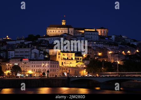 Nachtfoto der Stadtlandschaft von Coimbra. Coimbra ist eine historische Universitätsstadt in Portugal. Die Universität wurde 1290 gegründet und ist eine der ältesten Stockfoto