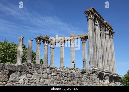 Die antiken Überreste des römischen Tempels von Evora (auch bekannt als Tempel der Diana.) Dieser Tempel im korinthischen Stil ist zum Wahrzeichen von geworden Stockfoto