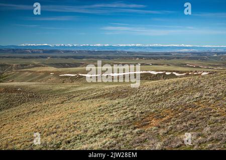 Green River Basin, Uinta Mountains in Utah in dist, Schneeflecken Mitte Mai, Blick von der Aspen Road (CR 27), in der Nähe von Rock Springs, Wyoming, USA Stockfoto