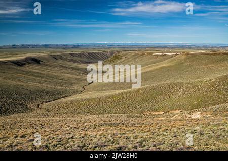 Green River Basin, Uinta Mountains in Utah in dist, Schneeflecken Mitte Mai, Blick von der Aspen Road (CR 27), in der Nähe von Rock Springs, Wyoming, USA Stockfoto