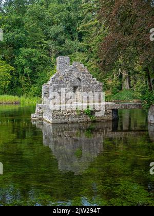 Das geniale Fischerhaus des Mönchs befindet sich auf dem ehemaligen Gelände der Cong Abbey in der Grafschaft Mayo, Irland. Stockfoto