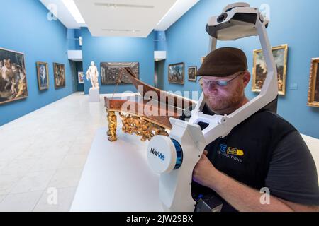 Nürnberg, Deutschland. 29. August 2022. Der Vermesser Frank Schmidt von Acameo digitalisiert mit dem mobilen Kartierungssystem für die Erfassung von Raumdaten 3D die Räume des Ausstellungsbereichs 'Renaissance. Barock. Erleuchtung.“ (To dpa 'Germanisches Nationalmuseum goes digital') Quelle: Daniel Karmann/dpa/Alamy Live News Stockfoto