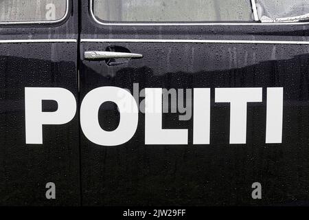 Weiße Inschrift Opti, Polizei auf schwarzem Streifenwagen VW Käfer, Oldtimer von 1965, Regentropfen, Bodo, Bodo, Nordland, Norwegen Stockfoto