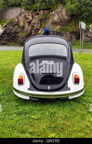 Schwarz-weiß Polizeiwagen Pelle, VW Käfer, Oldtimer von 1965 mit blauen Lichtern, auf einer Wiese stehend, Bodo, Bodo, Nordland, Norwegen Stockfoto