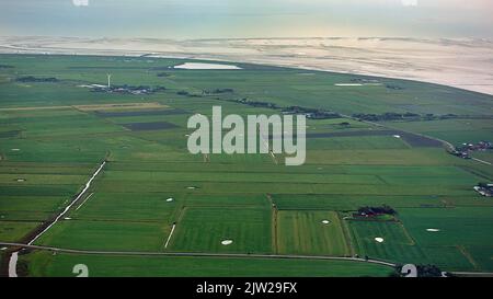 Wiesen und Felder mit einer einzigen Windturbine, Luftaufnahme, Pellworm Island, Nordfriesland, Schleswig-Holstein, Nordsee, Deutschland Stockfoto