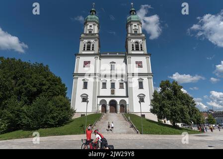 Basilika St. Lorenz, erbaut um 1651, Touristen auf Fahrrädern vor, Kempten (Allgäu), Bayern, Deutschland Stockfoto