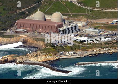 Aktenfoto vom 17. März 2011 des Kernkraftwerks Diablo Canyon in San Luis Obispo, CA, USA. Die kalifornischen Gesetzgeber stimmten am Mittwoch dafür, die Schließung der Diablo Canyon-Anlage um fünf Jahre zu verzögern, nachdem der Gouverneur davor gewarnt hatte, dass der Staat mit rollenden Stromausfällen konfrontiert werden könnte, wenn seine Zwillingsreaktoren zu früh außer Betrieb genommen würden. Das Schicksal der Anlage in Diablo Canyon, die auf einem Bluff über dem Pazifik auf halbem Weg zwischen Los Angeles und San Francisco liegt, war monatelang Gegenstand intensiver Diskussionen, und das Ergebnis trug symbolisches Gewicht, da die Anlage zu tieferen Fragen über Kalifornien wurde Stockfoto