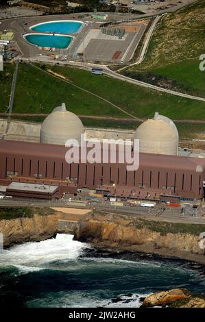 Aktenfoto vom 17. März 2011 des Kernkraftwerks Diablo Canyon in San Luis Obispo, CA, USA. Die kalifornischen Gesetzgeber stimmten am Mittwoch dafür, die Schließung der Diablo Canyon-Anlage um fünf Jahre zu verzögern, nachdem der Gouverneur davor gewarnt hatte, dass der Staat mit rollenden Stromausfällen konfrontiert werden könnte, wenn seine Zwillingsreaktoren zu früh außer Betrieb genommen würden. Das Schicksal der Anlage in Diablo Canyon, die auf einem Bluff über dem Pazifik auf halbem Weg zwischen Los Angeles und San Francisco liegt, war monatelang Gegenstand intensiver Diskussionen, und das Ergebnis trug symbolisches Gewicht, da die Anlage zu tieferen Fragen über Kalifornien wurde Stockfoto