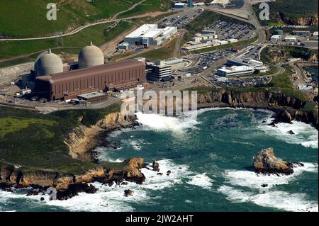 Aktenfoto vom 17. März 2011 des Kernkraftwerks Diablo Canyon in San Luis Obispo, CA, USA. Die kalifornischen Gesetzgeber stimmten am Mittwoch dafür, die Schließung der Diablo Canyon-Anlage um fünf Jahre zu verzögern, nachdem der Gouverneur davor gewarnt hatte, dass der Staat mit rollenden Stromausfällen konfrontiert werden könnte, wenn seine Zwillingsreaktoren zu früh außer Betrieb genommen würden. Das Schicksal der Anlage in Diablo Canyon, die auf einem Bluff über dem Pazifik auf halbem Weg zwischen Los Angeles und San Francisco liegt, war monatelang Gegenstand intensiver Diskussionen, und das Ergebnis trug symbolisches Gewicht, da die Anlage zu tieferen Fragen über Kalifornien wurde Stockfoto