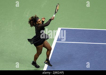 New York, NY - 2. September 2022: Serena Williams aus den USA kehrt während der 3.. Runde der US Open Championships gegen Ajla Tomljanovic aus Australien im Billie Jean King National Tennis Center den Ball zurück Stockfoto